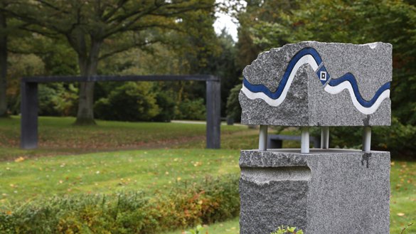 Seliger Schlummer im Schatten des Stadions - Der Hamburger "HSV-Friedhof"