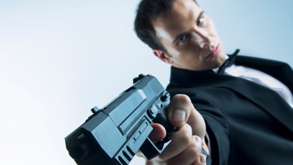 Mann mit Waffe