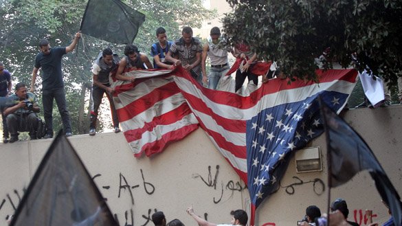 Ägyptische Demonstranten zerren amerikanische Flagge vor US-Botschaft in Kairo herunter