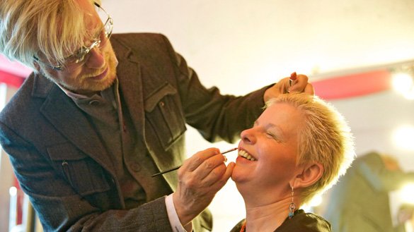 Star-Visagist René Koch bietet Schmink-Workshops für Blinde an