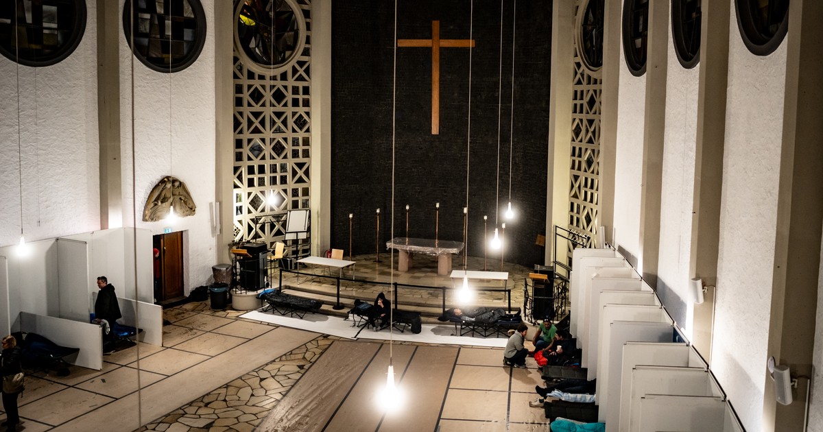 obdachlose-schlafen-vor-dem-altar-evangelisch-de