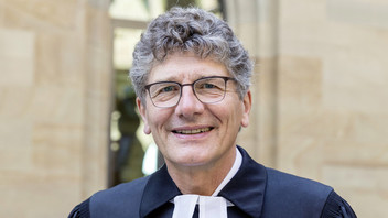 Landesbischof Ernst-Wilhelm Gohl vor der Stiftskirche in Stuttgart.