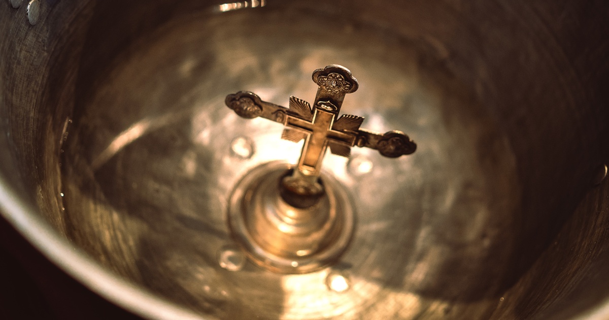 Святая вода не портится. Святая вода. Святая Крещенская вода. Святая вода на крещение. Принадлежности для крещения младенца в церкви.