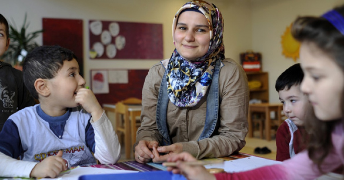 Basteln für Allah - muslimische Erzieherin in evangelischem